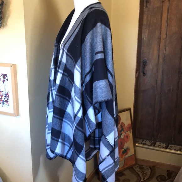 WOOLRICH Size OSFA Poncho Wrap - Blanket wrap PLAID Gray & Black $118 NEW - Picture 7 of 16